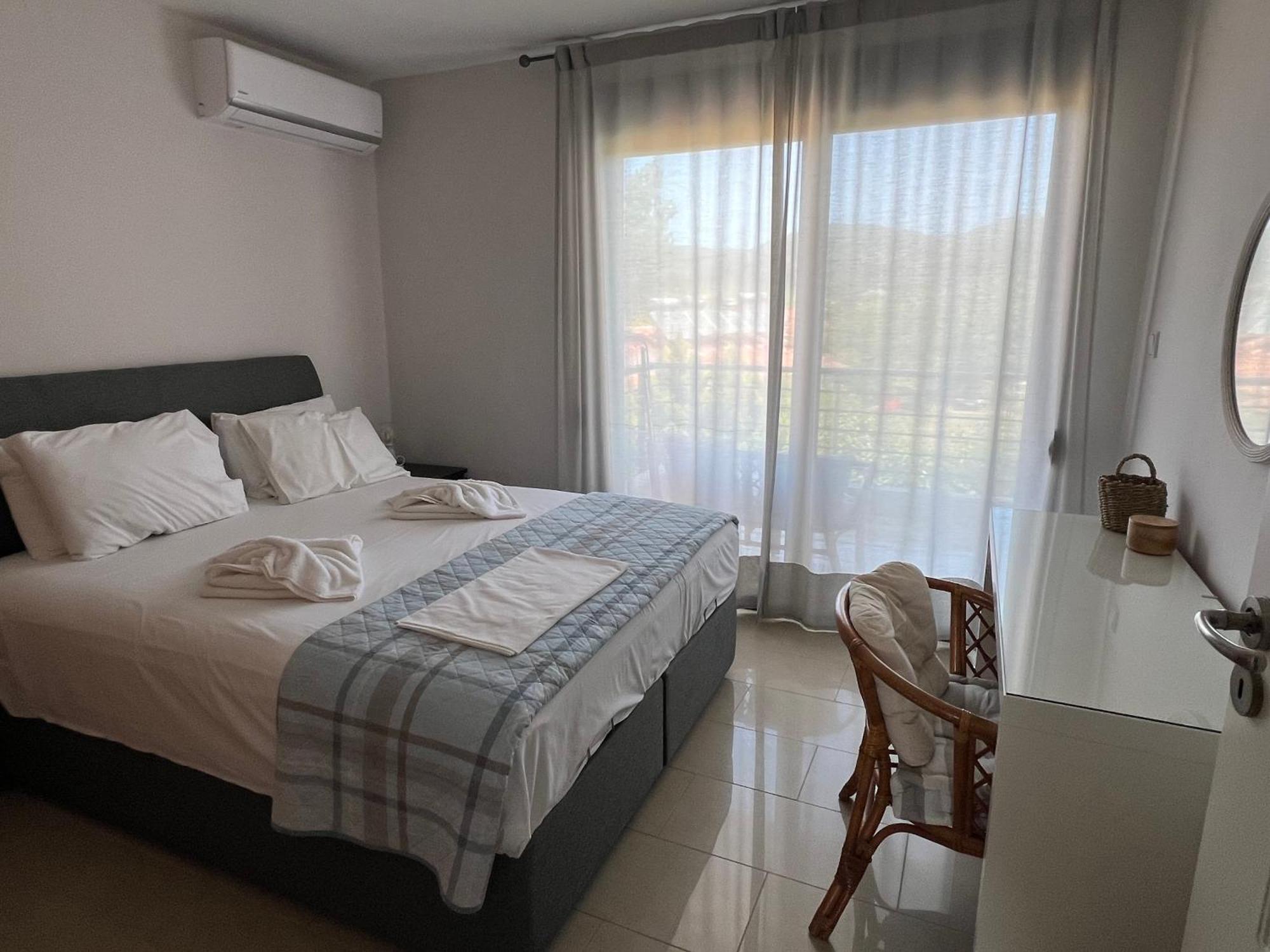 Two-Storey Beachfront Maisonette Тороні Екстер'єр фото